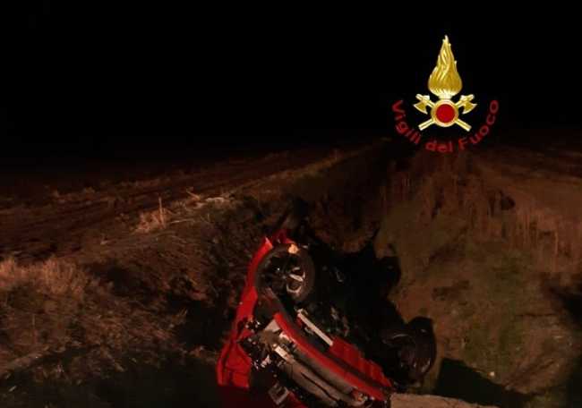 vigili del fuoco incidente auto ribaltata