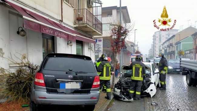 vigili del fuoco incidente auto vercelli