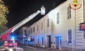vigili del fuoco vercelli tegole in strada