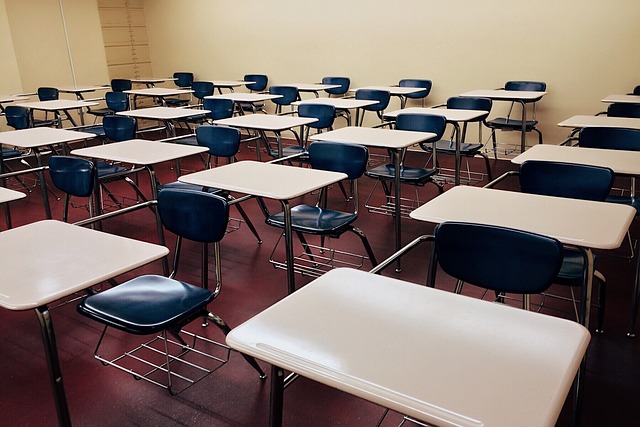 scuola aula banchi