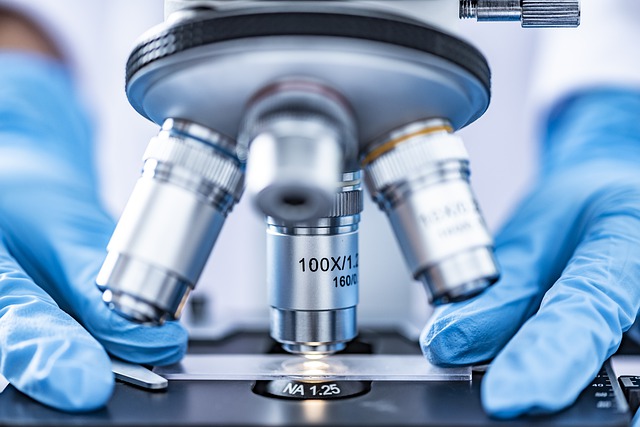 microscopio analisi scienziato